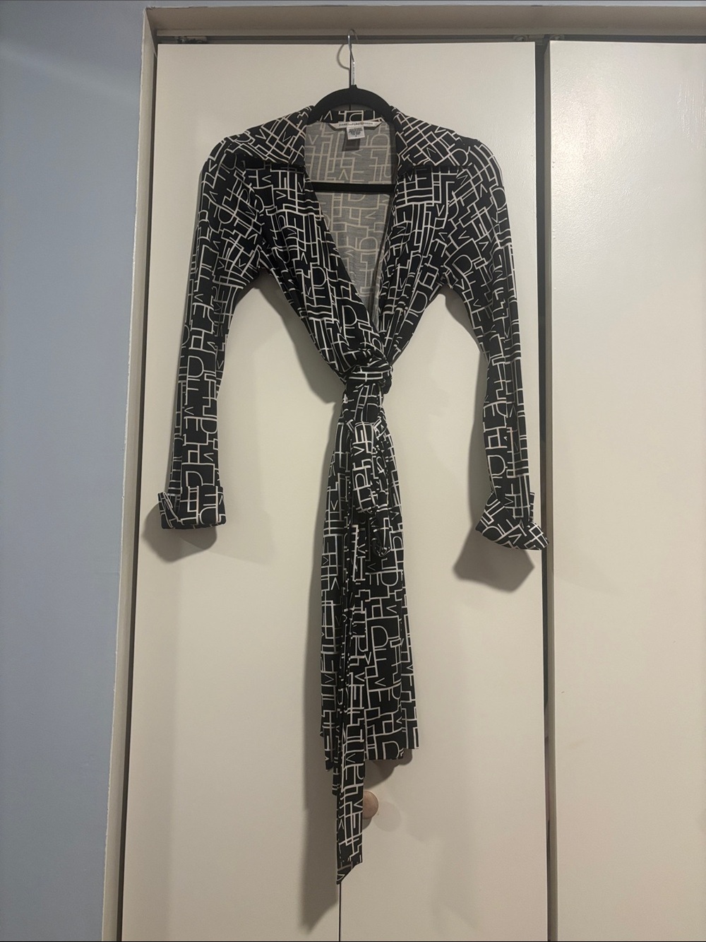 Diane Von Furstenberg Silk Black & White Geometric Long Sleeve Wrap Dress